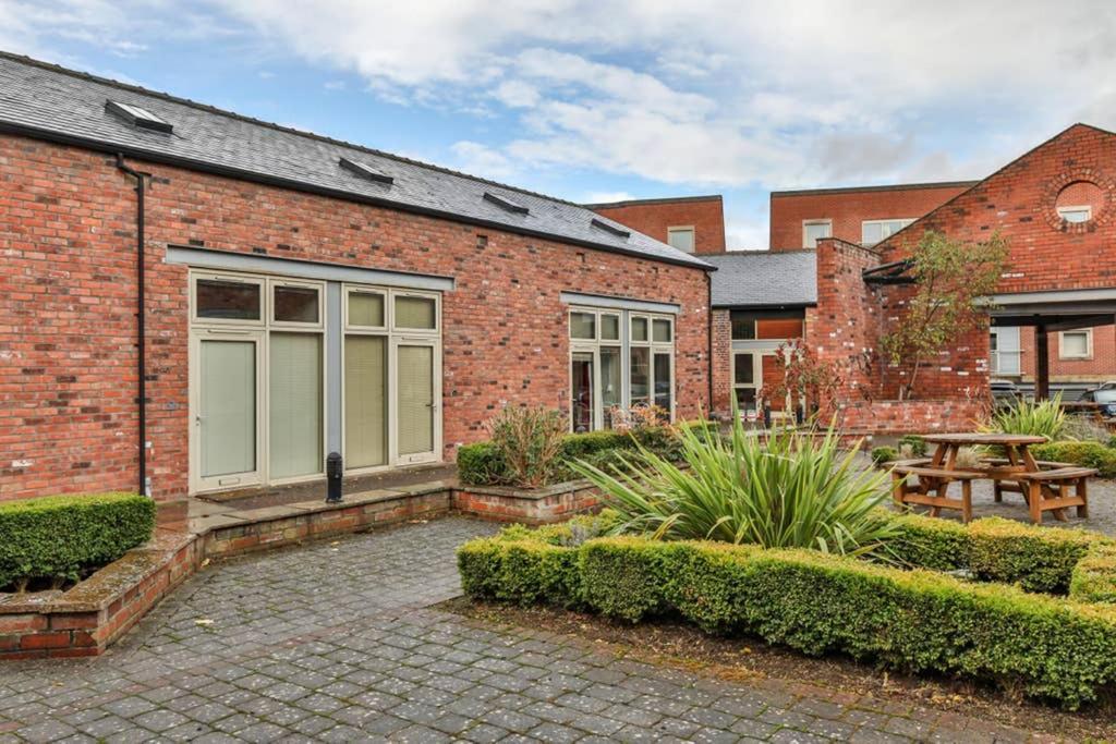 Victorian Tramsheds, Modern Apartment + Parking Sheffield Exterior photo